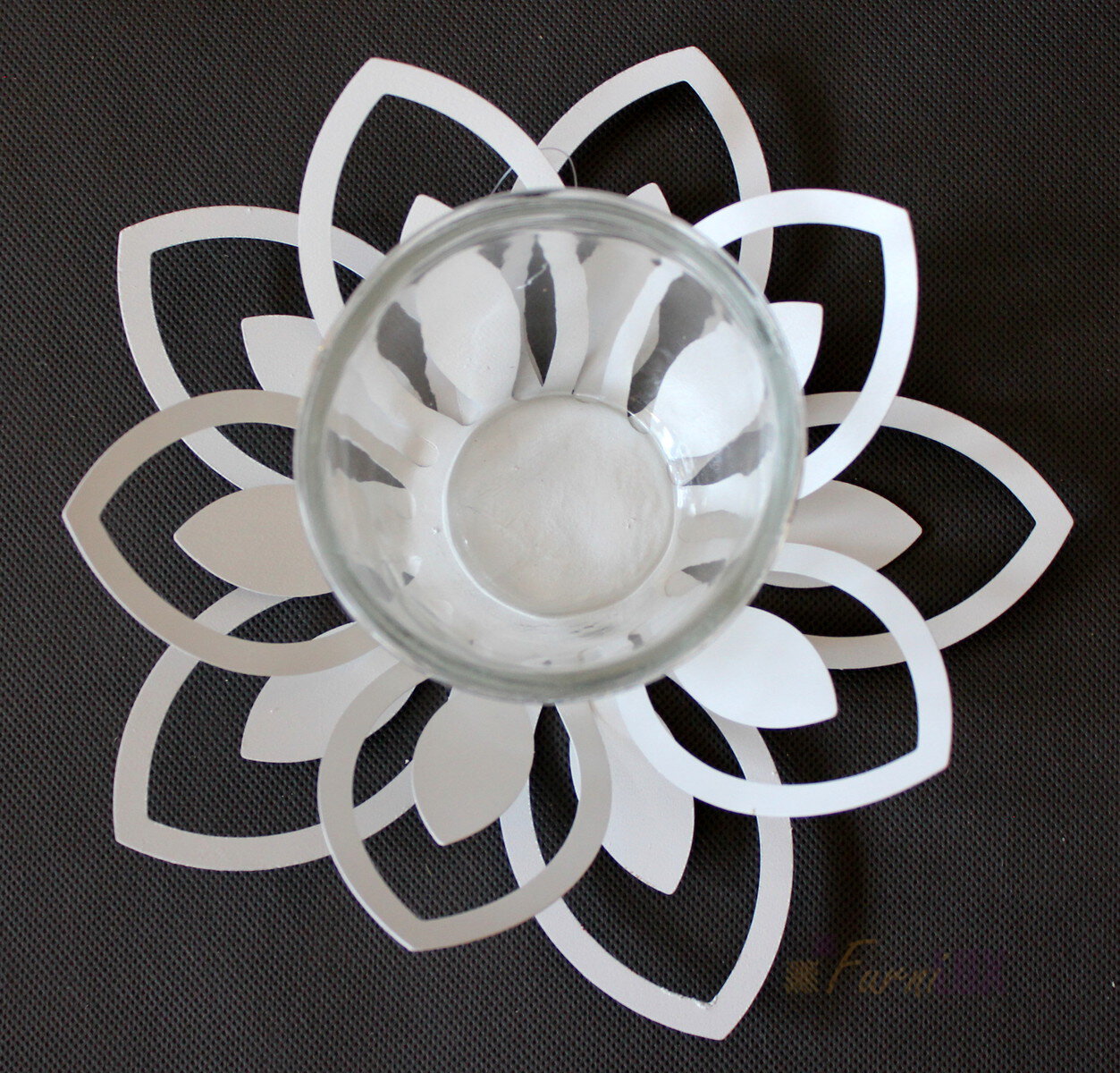 Świecznik metalowy średni kwiatek 26x10 cm - biały