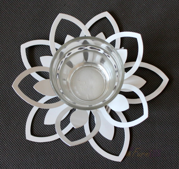 Świecznik metalowy mały kwiatek 16x7 cm - biały