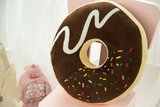 Poduszka dekoracyjna donut HQ czekoladowa
